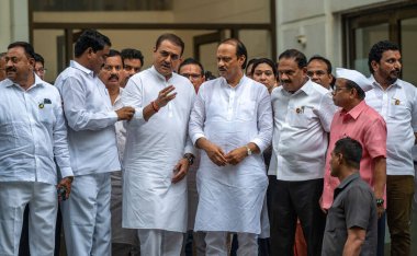 MUMBAI INDIA 17 Temmuz 2023 Ajit Pawar Praful Patel ve Ajit Pawar grubunun diğer NCP liderleri, 17 Temmuz 2023 'te Mumbai Hindistan' da Satish Bate Hindustan Times tarafından çekildikten sonra YB Chavan merkezinden çıktılar.