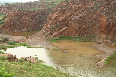 18 Temmuz 2023 'te Mewat Hindistan' da 18 Temmuz 2023 'te Panchgaon köyünde yasa dışı madencilik yapılan dağın manzarası madencilik mafyası polis müfettişi DSPSurendra Singh' i geçen yıl burada öldürdü.