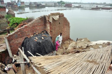 GHAZIABAD INDIA JULY 18 2023 Many houses in Badarpur village have developed cracks due to flooding while some have even collapsed due to recent flooding after breach at Alipur embankment on July 18 2023 in Ghaziabad India Photo by Sakib Ali Hindustan