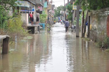 GHAZIABAD INDIA 18 Temmuz 2023 19 yaşında bir adam, geçen hafta Alipur seddindeki sızıntının ardından sular altında kalan Lonis Ram Park kolonisinde boğularak öldü.
