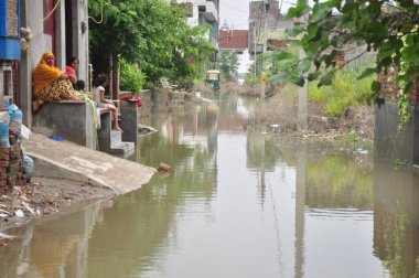 GHAZIABAD INDIA 18 Temmuz 2023 19 yaşında bir adam, geçen hafta Alipur seddindeki sızıntının ardından sular altında kalan Lonis Ram Park kolonisinde boğularak öldü.