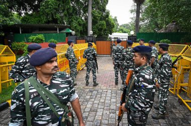 NEW DELHI INDIA 18 Temmuz 2023 WFI şefi Brij Bhushan Sharan Singh 'in evinin önünde 18 Temmuz 2023' te Jantar Mantar Yolu 'ndaki iddia edilen taciz davasında duruşması öncesinde konuşlandırıldı.