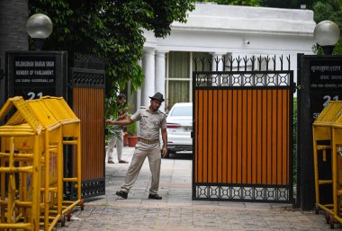 NEW DELHI INDIA 18 Temmuz 2023 WFI şefi Brij Bhushan Sharan Singh 'in evinin önünde 18 Temmuz 2023' te Jantar Mantar Yolu 'nda iddia edilen taciz davasında Rouse Avenue Court' daki duruşması öncesinde Sanchit Khann tarafından çekilmiştir.