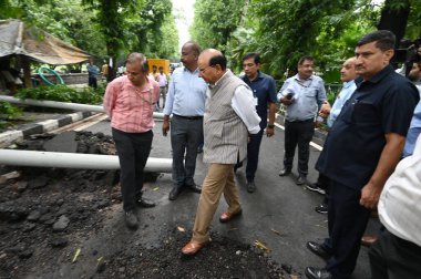 NEW DELHI INDIA 18 Temmuz 2023 Vinai Kumar Saxena Delhi Vali Yardımcısı 18 Temmuz 2023 'te Sanchit Khanna Hindustan Times tarafından Yeni Delhi' de Rajghat 'tan sel basmış suyu pompalamak için devam eden çalışmayı denetlerken görüldü.