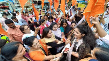 MUMBAI INDIA 18 HAZİRAN 2023 Şii Sena UBTheld üyeleri, 18 Temmuz 2023 tarihinde Hindistan 'da Thane' deki video tartışması ile ilgili olarak Kirit Somaiya 'ya karşı bir protesto düzenledi.