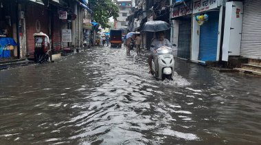 MUMBAI INDIA 18 Temmuz 2023 Thane 'deki pazar alanında yağmur yağdıktan sonra 18 Temmuz 2023' te Mumbai Hindistan 'da Praful Gangurde Hindustan Times tarafından çekilmiştir.