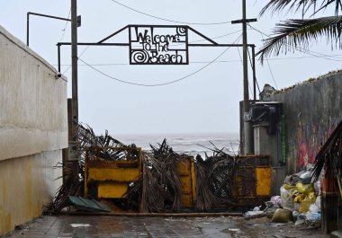 MUMBAI INDIA 18 Temmuz 2023 Vijay Bate Hindustan Times tarafından Mumbai Hindistan 'da 18 Temmuz 2023 tarihinde hava durumu departmanının şehir ve bitişik bölgeler için sarı alarm vermesi üzerine terk edilmiş ve Juhu plajı boşaltılmıştır.