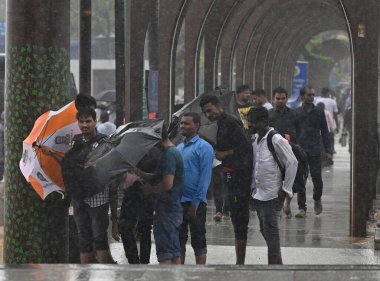 MUMBAI INDIA 18 Temmuz 2023 İnsanlar 18 Temmuz 2023 'te Mumbai Hindistan' da Juhu Plajı 'nda şiddetli yağış sonrasında ayakta duruyorlar. Fotoğraf Vijay Bate Hindustan Times