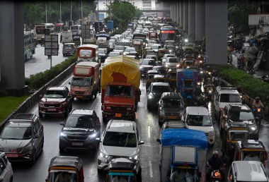 MUMBAI INDIA 18 HAZİRAN 2023 Batı Ekspres yolunda 18 Temmuz 2023 'te Mumbai Hindistan' da Vijay Bate Hindustan Times tarafından çekilmiştir.