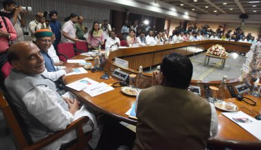 NEW DELHI, INDIA, 19 Temmuz 2023 Savunma Bakanı Rajnath Singh ve Birlik Bakanı Arjun Ram Meghwal Sendika Parlamento İşleri Bakanı Pralhad Joshi Lok Sabha Adhir Ranjan Chowdhury Kongre Üyesi 
