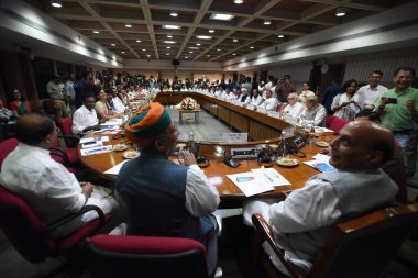 NEW DELHI, INDIA, 19 Temmuz 2023 Savunma Bakanı Rajnath Singh ve Birlik Bakanı Arjun Ram Meghwal Sendika Parlamento İşleri Bakanı Pralhad Joshi Lok Sabha Adhir Ranjan Chowdhury Kongre Üyesi 