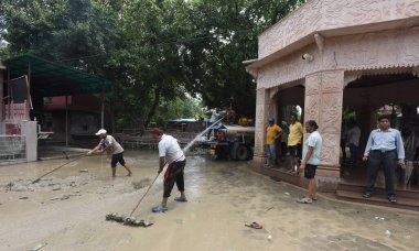 NEW DELHI INDIA 19 Temmuz 2023 Nigambodh Ghar Yamuna Ghat 'ta çamuru temizleyen MCD çalışanı 19 Temmuz 2023 tarihinde Yeni Delhi' de Yeni Hindistan 'da su seviyesi düşmeye başlayınca günlük yaşam aksamaya başladı.