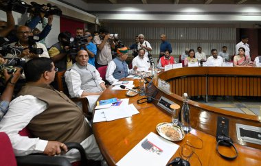 NEW DELHI INDIA 19 HAZİRAN 2023 Savunma Bakanı Rajnath Singh ile Birlik Bakanı Arjun Ram Meghwal ve diğer liderler 19 Temmuz 2023 tarihinde Yeni Delhi Hindistan 'da yapılan Muson Meclis oturumunun arifesinde yapılan tüm parti toplantılarında Sanjeev Verma 