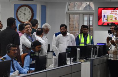 MUMBAI INDIA 19 Temmuz 2023 Maharashtra CM Eknath Shinde 19 Temmuz 2023 'te Mumbai Hindistan' daki BMC genel merkezinin afet yönetim odasına yaptığı ziyarette fotoğraf: Bhushan Koyande Hindustan Times