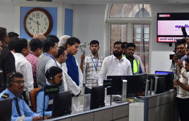 MUMBAI INDIA 19 Temmuz 2023 Maharashtra CM Eknath Shinde 19 Temmuz 2023 'te Mumbai Hindistan' daki BMC genel merkezinin afet yönetim odasına yaptığı ziyarette fotoğraf: Bhushan Koyande Hindustan Times