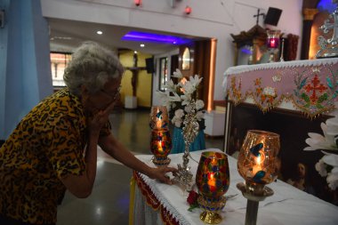 NAVI MUMBAI INDIA 19 Temmuz 2023 Papa 2. John Paul 'un Seyyah Anıtı' nın 19 Temmuz 2023 'te Navi Mumbai Hindistan' daki St. Little Flower Kilisesi 'ndeki ziyaretine hoş geldiniz.