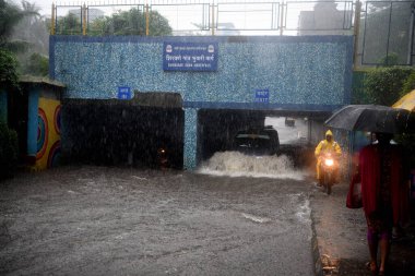 NAVI MUMBAI INDIA 19 Temmuz 2023 Şiddetli yağmurlar sırasında Juinagar 'daki demiryolu altgeçidinde 19 Temmuz 2023 tarihinde Navi Mumbai Hindistan Fotoğrafı: Bachchan Kumar Hindustan Times