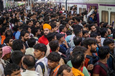 MUMBAI INDIA 19 HAZİRAN 2023 Dadar İstasyonu 'nda ağır trenler 19 Temmuz 2023' te Mumbai Hindistan 'da şiddetli yağmur nedeniyle rötar yaptı. Fotoğraf Satish Bate Hindustan Times