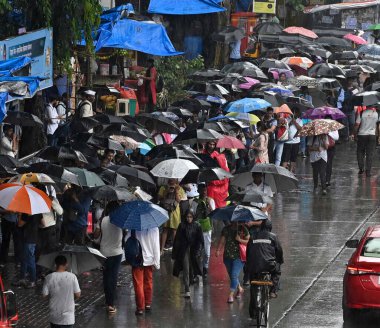 MUMBAI INDIA 19 Temmuz 2023 Maksimum şehir Andheri 'de maksimum yağmura maruz kalırken en iyi şehir Andheri' de ellerinde şemsiyelerle en iyi otobüs beklerken görülen en iyi şehir olan Andheri 'de 19 Temmuz' da sağanak yağış aldı.