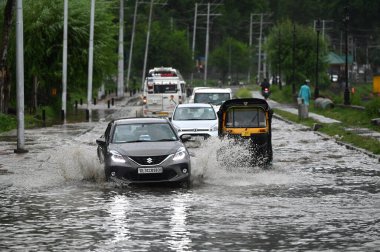 SRINAGAR INDIA 19 Temmuz 2023 Araçlar, 19 Temmuz 2023 'te Srinagar Hindistan Fotoğrafı Waseem Andrabi Hindustan Times tarafından çekilmiştir.