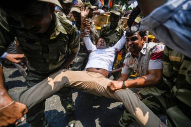 NEW DELHI INDIA 20 Temmuz 2023 Hint Gençlik Kongresi bir üyesi, kadınlara yönelik cinsel şiddet ve Hindistan 'ın kuzeydoğusundaki Raisina Yolu' nda devam eden etnik şiddet olaylarında barış protestosu sırasında polisler tarafından gözaltına alındı.