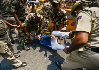 NEW DELHI INDIA 20 Temmuz 2023 Hint Gençlik Kongresi bir üyesi, kadınlara yönelik cinsel şiddet ve Hindistan 'ın kuzeydoğusundaki Raisina Yolu' nda devam eden etnik şiddet olaylarında barış protestosu sırasında polisler tarafından gözaltına alındı.