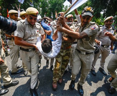 NEW DELHI INDIA 20 Temmuz 2023 Hint Gençlik Kongresi bir üyesi, kadınlara yönelik cinsel şiddet ve Hindistan 'ın kuzeydoğusundaki Raisina Yolu' nda devam eden etnik şiddet olaylarında barış protestosu sırasında polisler tarafından gözaltına alındı.