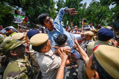NEW DELHI INDIA 20 Temmuz 2023 Hint Gençlik Kongresi bir üyesi, kadınlara yönelik cinsel şiddet ve Hindistan 'ın kuzeydoğusundaki Raisina Yolu' nda devam eden etnik şiddet olaylarında barış protestosu sırasında polisler tarafından gözaltına alındı.
