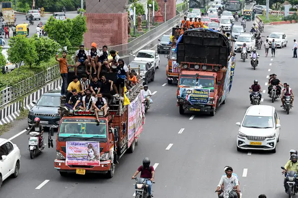 NOIDA İNDİYA 15 Temmuz 2023 Shivratri Kawariya 'nın Dak Kavad' ı taşıdığı gün 15 Temmuz 2023 Noida Hindistan Fotoğrafı: Sunil Ghosh Hindustan Times