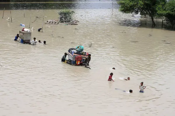 YENİ DELHI INDIA 16 HAZİRAN 2023 Yamuna Flood Ovası 'ndan geçenler, Mayur Vihar' ın karşısındaki su birikintisine akın ederek 16 Temmuz 2023 'te Yeni Delhi Hindistan' da yol kenarındaki çadırda toplandılar.