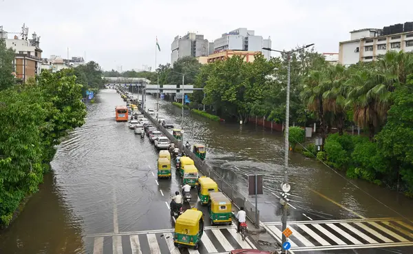 NEW DELHI INDIA 16 HAZİRAN 2023 İTO 'daki şiş Yamuna nehrinin taşkın sularından geçen 16 Temmuz 2023' te Yeni Delhi Hindistan 'da nehrin su seviyesi Çarşamba gününden beri yükseliyor.