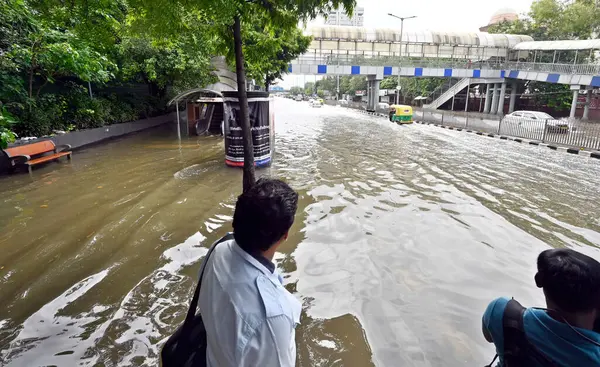 NEW DELHI INDIA 16 HAZİRAN 2023 İTO 'daki şiş Yamuna nehrinin taşkın sularından geçen 16 Temmuz 2023' te Yeni Delhi Hindistan 'da nehrin su seviyesi Çarşamba gününden beri yükseliyor.