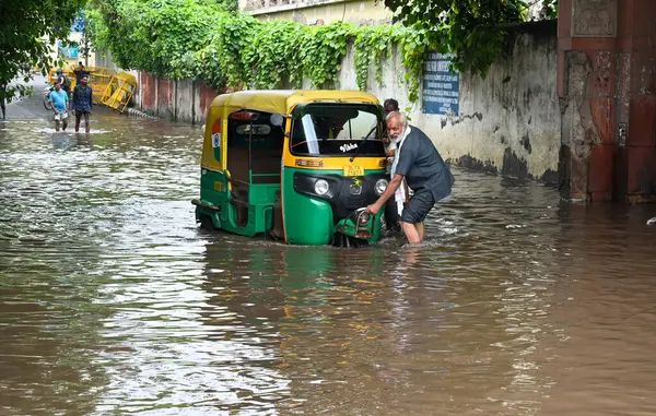 NEW DELHI INDIA 16 HAZİRAN 2023 Kashmere Gate Vihar 'daki sel basmış yağmur suyundan 16 Temmuz 2023' te Vipin Kumar Hindustan Times tarafından çekilmiştir.