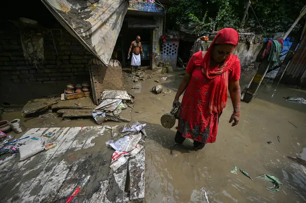 NEW DELHI INDIA 17 HAZİRAN 2023 Yamuna Çarşısı sakinleri, 17 Temmuz 2023 'te Yeni Delhi Hindistan' da Sanchit Khanna Hindustan Times 'ın çektiği fotoğrafta, Yamuna Nehri seviyesinin düşürülmesinin ardından evlerinde birikmiş alüvyonların temizlendiği görüldü.