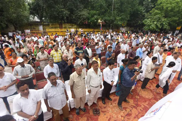 NEW DELHI INDIA 17 HAZİRAN 2023 Dindarlar, 17 Temmuz 2023 'te Karnataka' da Jantar Mantar 'da bir Jain rahibinin vahşice öldürülmesini protesto etmek için sessizce oturuyorlar. Fotoğraf: Sonu mehta Hindustan Times