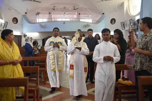 stock image NAVI MUMBAI INDIA JULY 19 2023 Devotees welcome visitation of the Pilgrim Relic ofPope John Paul II at St Little Flower church Nerul on July 19 2023 in Navi Mumbai India A relic of Pope John Paul II a portion of a wooden cross is on a five day tour i