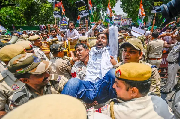NEW DELHI INDIA 20 Temmuz 2023 Hint Gençlik Kongresi bir üyesi, kadınlara yönelik cinsel şiddet ve Hindistan 'ın kuzeydoğusundaki Raisina Yolu' nda devam eden etnik şiddet olaylarında barış protestosu sırasında polisler tarafından gözaltına alındı.
