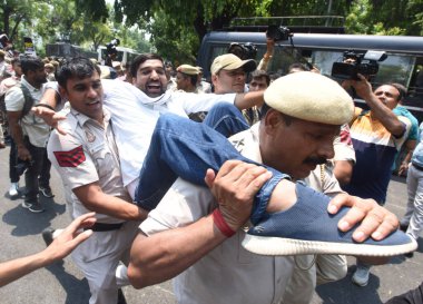 YENİ DELHI INDIA 20 HAZİRAN 2023 Polis Teşkilatı 20 Temmuz 2023 'te Manipur' daki artan enflasyon ve gençlik işsizliğine karşı Merkezi Hükümet 'i protesto eden Hint Gençlik Kongresi aktivistini gözaltına aldı. 