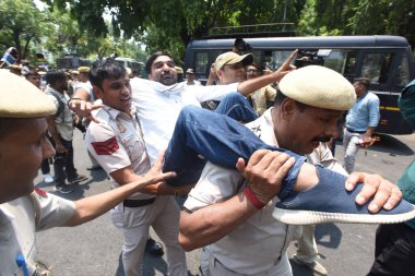 YENİ DELHI INDIA 20 HAZİRAN 2023 Polis Teşkilatı 20 Temmuz 2023 'te Manipur' daki artan enflasyon ve gençlik işsizliğine karşı Merkezi Hükümet 'i protesto eden Hint Gençlik Kongresi aktivistini gözaltına aldı. 