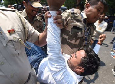 YENİ DELHI INDIA 20 HAZİRAN 2023 Polis Teşkilatı 20 Temmuz 2023 'te Manipur' daki artan enflasyon ve gençlik işsizliğine karşı Merkezi Hükümet 'i protesto eden Hint Gençlik Kongresi aktivistini gözaltına aldı. 