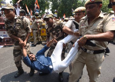 YENİ DELHI INDIA 20 HAZİRAN 2023 Polis Teşkilatı 20 Temmuz 2023 'te Manipur' daki artan enflasyon ve gençlik işsizliğine karşı Merkezi Hükümet 'i protesto eden Hint Gençlik Kongresi aktivistini gözaltına aldı. 