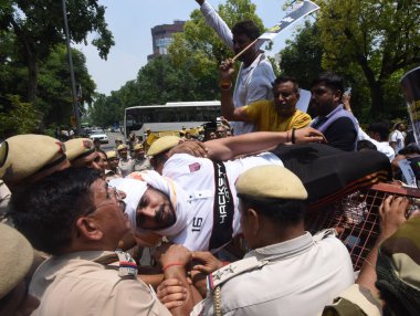 YENİ DELHI INDIA 20 HAZİRAN 2023 Polis Teşkilatı 20 Temmuz 2023 'te Manipur' daki artan enflasyon ve gençlik işsizliğine karşı Merkezi Hükümet 'i protesto eden Hint Gençlik Kongresi aktivistini gözaltına aldı. 