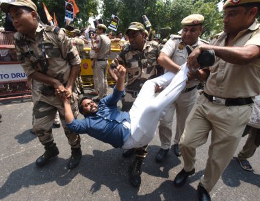 YENİ DELHI INDIA 20 HAZİRAN 2023 Polis Teşkilatı 20 Temmuz 2023 'te Manipur' daki artan enflasyon ve gençlik işsizliğine karşı Merkezi Hükümet 'i protesto eden Hint Gençlik Kongresi aktivistini gözaltına aldı. 