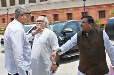 NEW DELHI INDIA 20 Temmuz 2023 Kongre Üyesi Jairam Ramesh TMC milletvekili Derek OBrien ve AAP milletvekili Sanjay Singh 20 Temmuz 2023 tarihinde Yeni Delhi Hindistan 'da yapılan Muson oturumunun ilk gününde Sanjeev Verma Hindustan Times