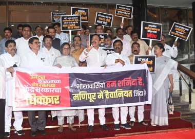 MUMBAI INDIA 20 Temmuz 2023 Maharashtra Meclisi 'ndeki muhalefet partisi bugün Vidhan Bhavan' ın önünde Manipur kurbanlarına karışan kadınları çıplak ve fiziksel istismarla teşhir eden kişileri kınamak ve derhal eylem talep etti.