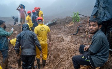 RAIGAD INDIA 20 Temmuz 2023 Ashok Butambare, 20 Temmuz 2023 tarihinde Raigad Hindistan 'da, Khalapur Irshalwadi Köyü' nde enkaz altında kalan 5 kişinin kurtarılması operasyonunu kaybetti.