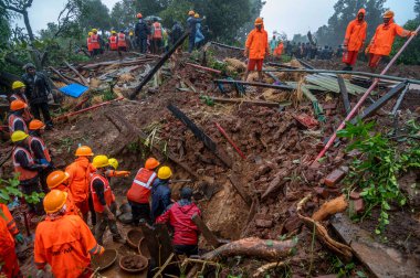 RAIGAD INDIA 20 HAZİRAN 2023 Kurtarma operasyonları 20 Temmuz 2023 tarihinde Khalapur Irshalwadi Köyü 'nde enkaz altında kalan insanlar Raigad Hindistan' da büyük bir heyelan çarpması sonucu en az 16 kişi öldü.