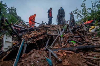 RAIGAD INDIA 20 HAZİRAN 2023 Kurtarma operasyonları 20 Temmuz 2023 tarihinde Khalapur Irshalwadi Köyü 'nde enkaz altında kalan insanlar Raigad Hindistan' da büyük bir heyelan çarpması sonucu en az 16 kişi öldü.