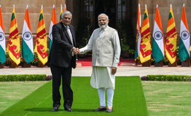 NEW DELHI INDIA 21 HAZİRAN 2023 Sri Lanka Başkanı Ranil Wickremesinghe Başbakan Narendra Modi ile el sıkışırken, 21 Temmuz 2023 tarihinde Yeni Delhi Hindistan 'da yapılan görüşme öncesinde Sri Lanka Başkanı iki günlük bir ziyaret için Hindistan' a gitti.