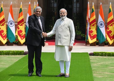 NEW DELHI INDIA 21 HAZİRAN 2023 Sri Lanka Başkanı Ranil Wickremesinghe Başbakan Narendra Modi ile el sıkışırken, 21 Temmuz 2023 tarihinde Yeni Delhi Hindistan 'da yapılan görüşme öncesinde Sri Lanka Başkanı iki günlük bir ziyaret için Hindistan' a gitti.